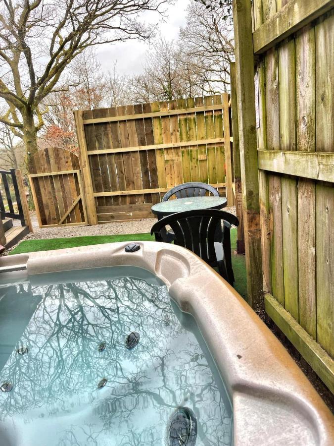 Wren 23-Hot Tub-Woodland Lodges-Tenby-Pembroke Carmarthen Exterior photo